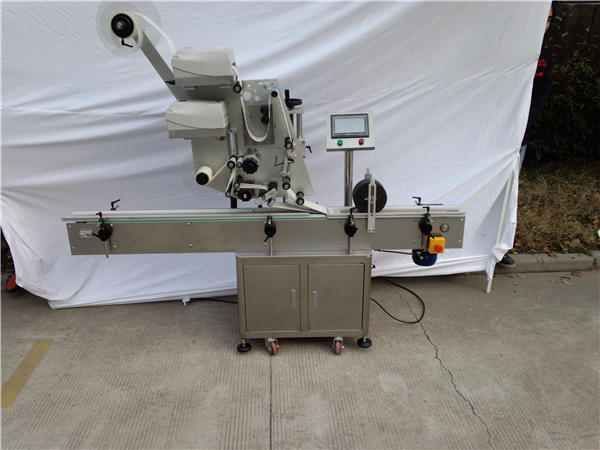 Makinë automatike e etiketimit të aeroplanit të ngjitësit për shishen e sheshtë 