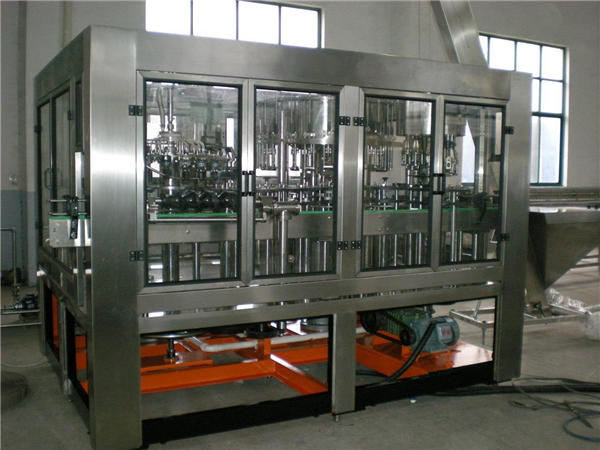 Makinë automatike për mbushjen e ujit në shishe qelqi